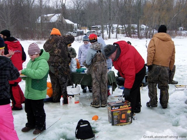 K&E Tackle Bum Lake ice fishing get together 02062011-075 lunch for everyone